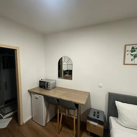 Parisian Art Retreat: Charming Flat Near Modern Museums *