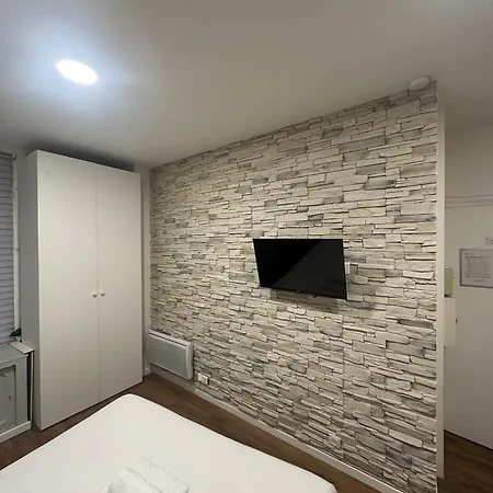 Parisian Art Retreat: Charming Flat Near Modern Museums *